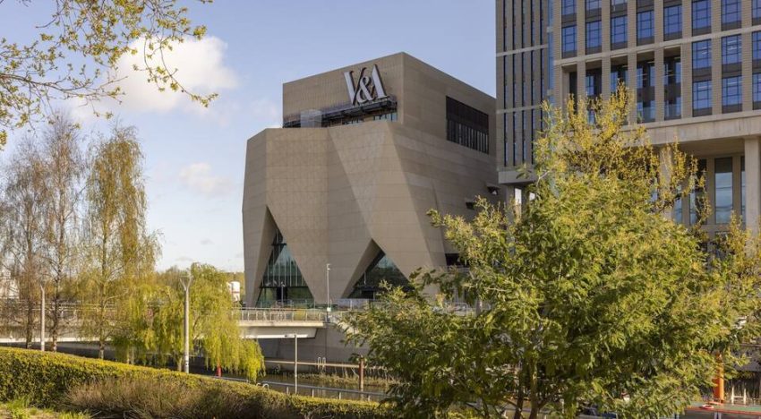 Un vestido de Balenciaga convertido en museo: así es el espectacular V&A East que redefine el este de Londres