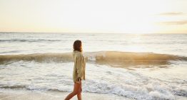 María Alonso, entrenadora: «Caminar 20 minutos por la arena de la playa te hace trabajar el doble glúteos, core y gemelos»
