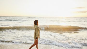 María Alonso, entrenadora: «Caminar 20 minutos por la arena de la playa te hace trabajar el doble glúteos, core y gemelos»