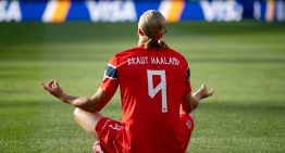 Analizamos la rutina de bienestar (pensada al detalle) de Haaland, delantero de Noruega, para ver qué hábitos funcionan y cuáles pueden quedarse perfectamente en el vestuario