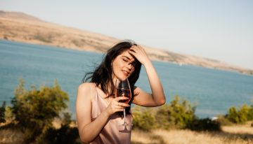 Dra. María Fernández, experta en longevidad: «Unas vacaciones con mucho alcohol social o cambios en los horarios pueden activar mecanismos que aceleren el envejecimiento»