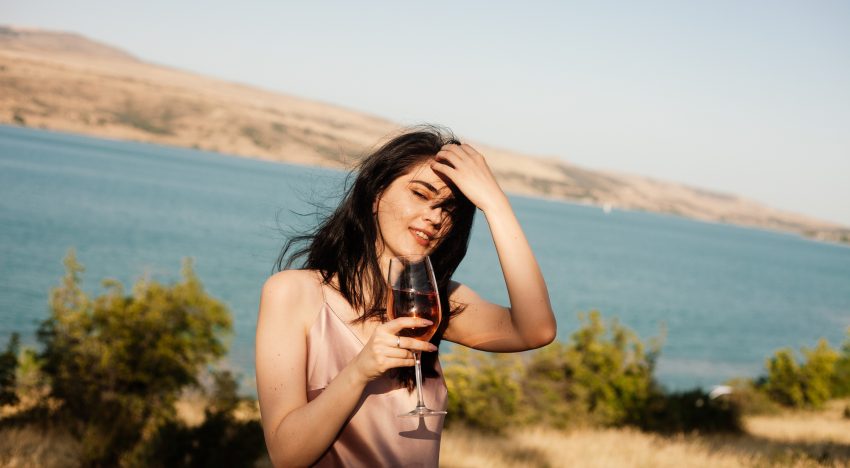 Dra. María Fernández, experta en longevidad: «Unas vacaciones con mucho alcohol social o cambios en los horarios pueden activar mecanismos que aceleren el envejecimiento»