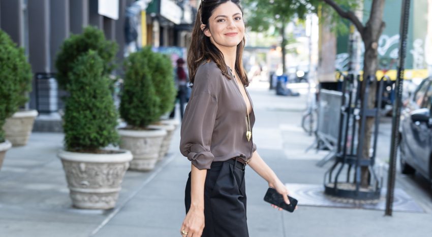 ¿Quién es esta chica? La actriz de moda se llama Monica Barbaro y se pasea por Nueva York con los looks más atrevidos (y distintos) del momento