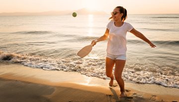 Jugar a las palas en la playa quema más calorías que caminar y casi las mismas que un partido de tenis o pádel
