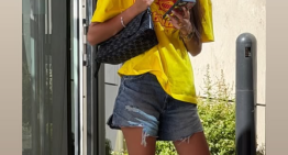 El look de Inés García en sus vacaciones con Lamine Yamal tiene la camiseta y los shorts vaqueros que todas llevamos en la playa pero con bolso y sandalias de Gucci