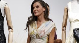 La reina Letizia encuentra en las rebajas de Adolfo Domínguez el vestido más bonito del verano