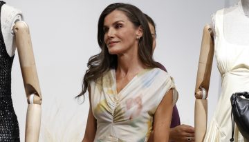 La reina Letizia encuentra en las rebajas de Adolfo Domínguez el vestido más bonito del verano