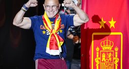Luis de la Fuente, 65 años, seleccionador nacional de fútbol: «Tengo la rodilla, el hombro, la mano y tres costillas rotas…, pero voy a entrenar. Es una hora al día solo para mí «