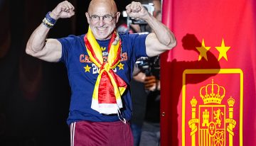 Luis de la Fuente, 65 años, seleccionador nacional de fútbol: «Tengo la rodilla, el hombro, la mano y tres costillas rotas…, pero voy a entrenar. Es una hora al día solo para mí «