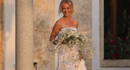 Boda de Susanna Griso en la Costa Brava: con un vestido palabra de honor, recogido informal y un gran ramo de flores