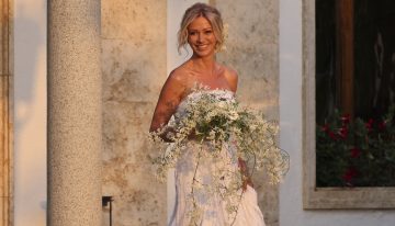 Boda de Susanna Griso en la Costa Brava: con un vestido palabra de honor, recogido informal y un gran ramo de flores