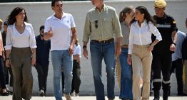 Los reyes Felipe VI y Letizia, con los afectados por los incendios