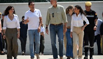 Los reyes Felipe VI y Letizia, con los afectados por los incendios