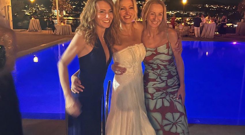 La invitada más elegante de la boda de Susanna Griso  lleva un vestido de marca española y alpargatas de cuña