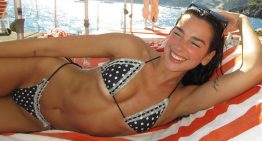 Cómo visten en la playa las famosas: del minivestido de Jennifer Lopez al bikini tendencia de Dua Lipa