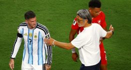 La bronca del DT de Suiza por la roja a Embolo: Murat Yakin dijo desconocer la regla pero felicitó a la Selección Argentina