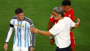La bronca del DT de Suiza por la roja a Embolo: Murat Yakin dijo desconocer la regla pero felicitó a la Selección Argentina