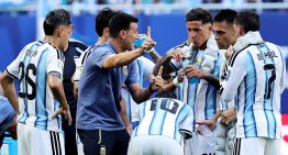 Lionel Scaloni marcó la jugada en la pausa de hidratación y llegó el gol: qué les dijo a Lisandro Martínez y Messi