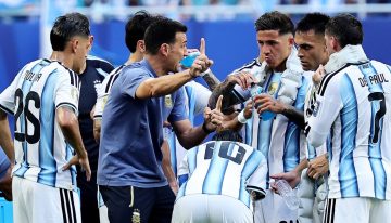 Lionel Scaloni marcó la jugada en la pausa de hidratación y llegó el gol: qué les dijo a Lisandro Martínez y Messi