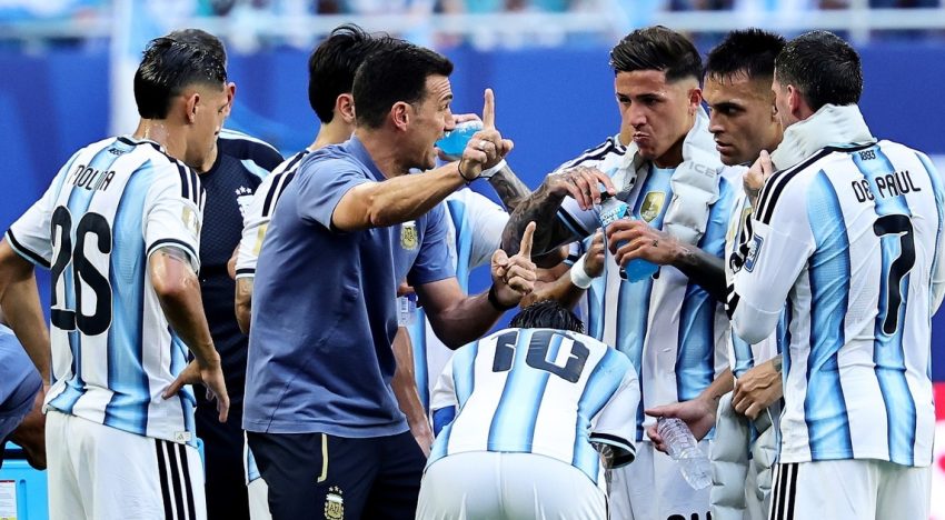 Lionel Scaloni marcó la jugada en la pausa de hidratación y llegó el gol: qué les dijo a Lisandro Martínez y Messi