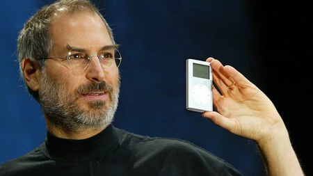 Steve Jobs con un iPod