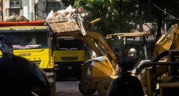 Familiares aceptaron uso de maquinaria pesada para recuperar cuerpos entre los escombros