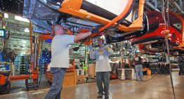 Trump da ventaja a producción de autos hechos en EU