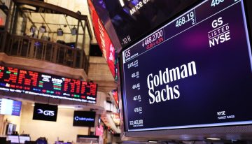Utilidad de Goldman Sachs supera expectativas gracias a actividad de fusiones y adquisiciones