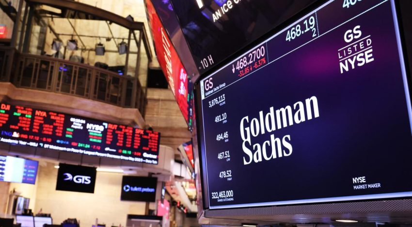 Utilidad de Goldman Sachs supera expectativas gracias a actividad de fusiones y adquisiciones