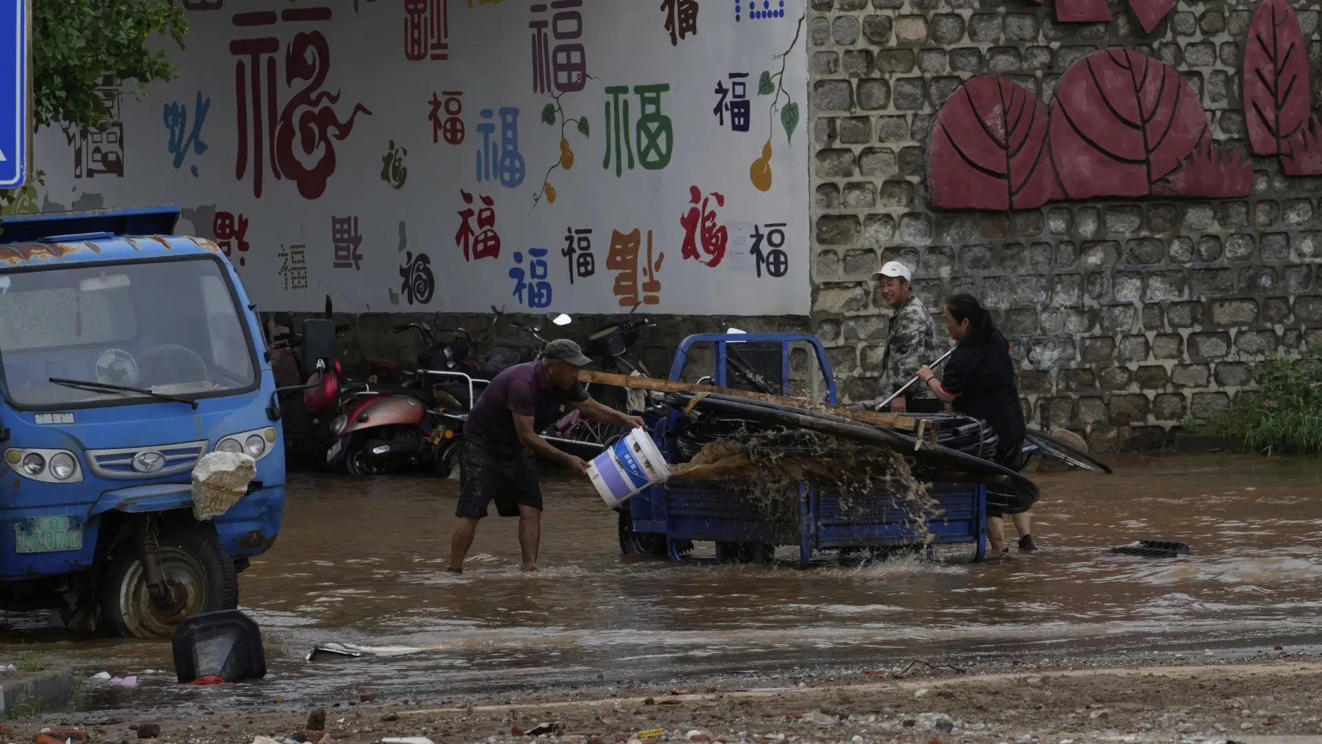Al menos 10 muertos y 23 heridos por una riada en una zona turística de China