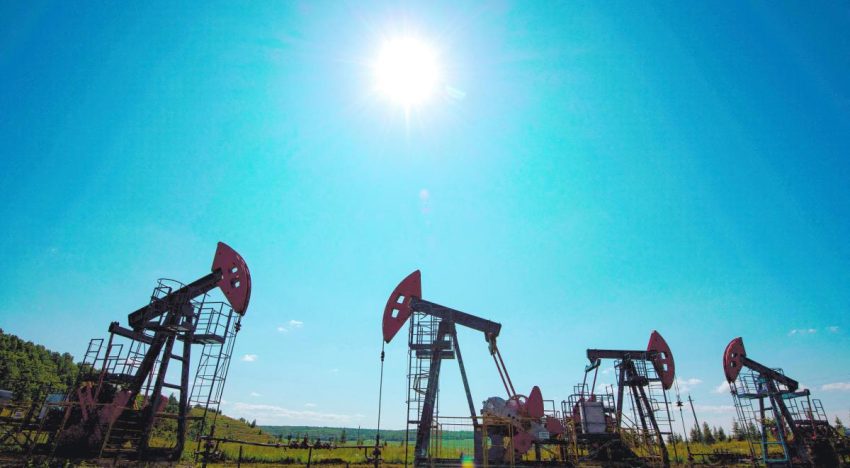 Precios del petróleo registran ligeras bajas por aumento de producción de la OPEP+
