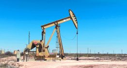 Petróleo inicia la semana con caídas tras acuerdo de la OPEP+ para elevar su producción