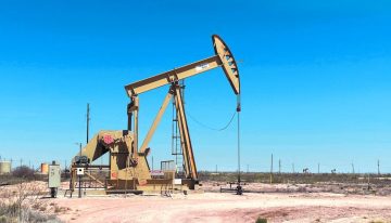 Petróleo inicia la semana con caídas tras acuerdo de la OPEP+ para elevar su producción