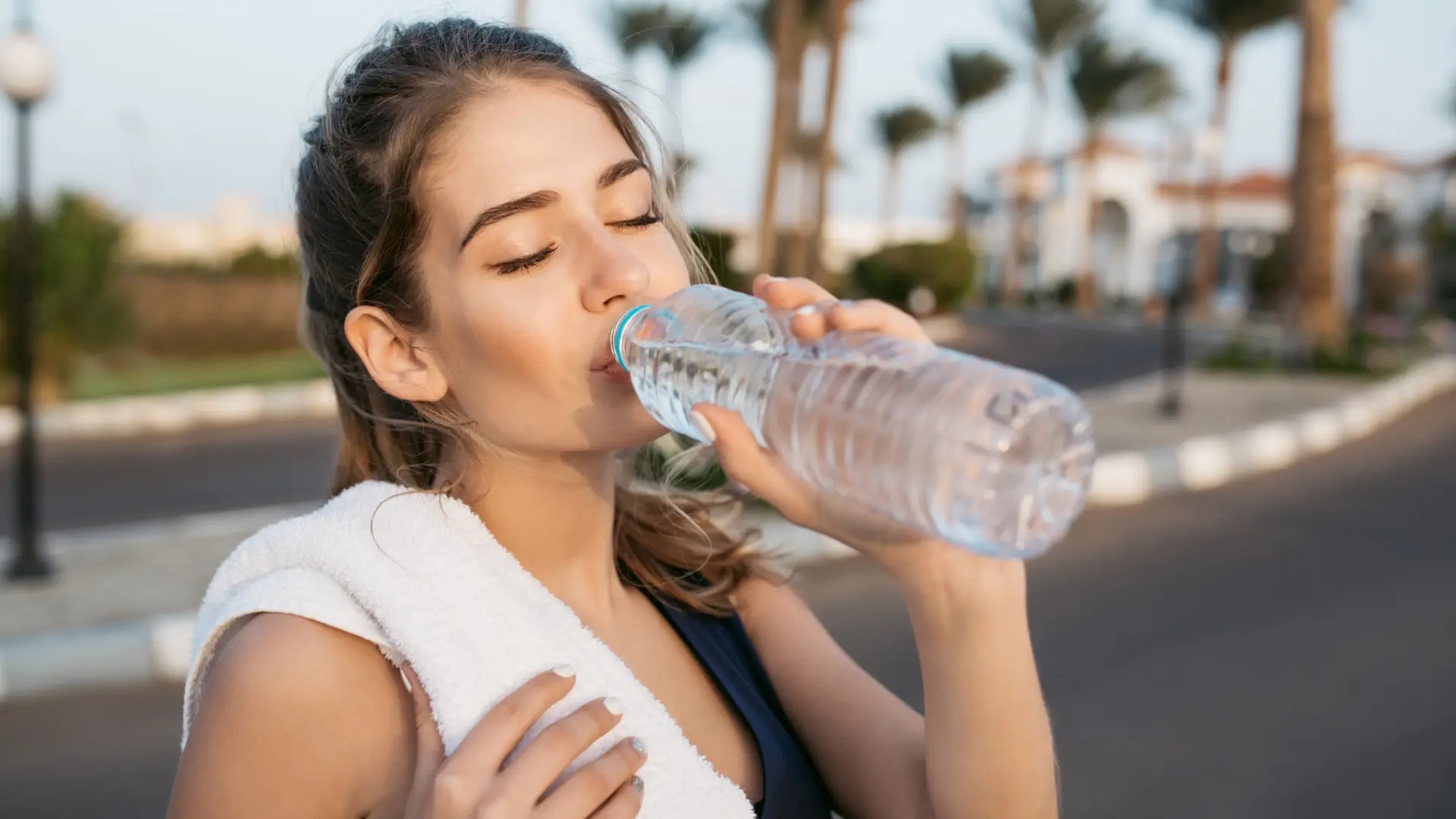 Ni muy fría ni muy caliente: cómo influye la temperatura del agua en el organismo, según los expertos
