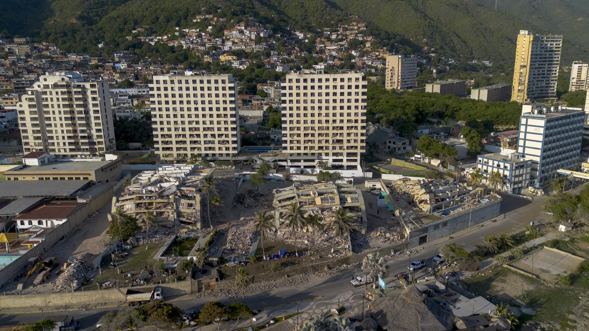 Rescatan a Hernán Gil tras ocho días atrapado bajo los escombros de un edificio derrumbado por los terremotos en Venezuela
