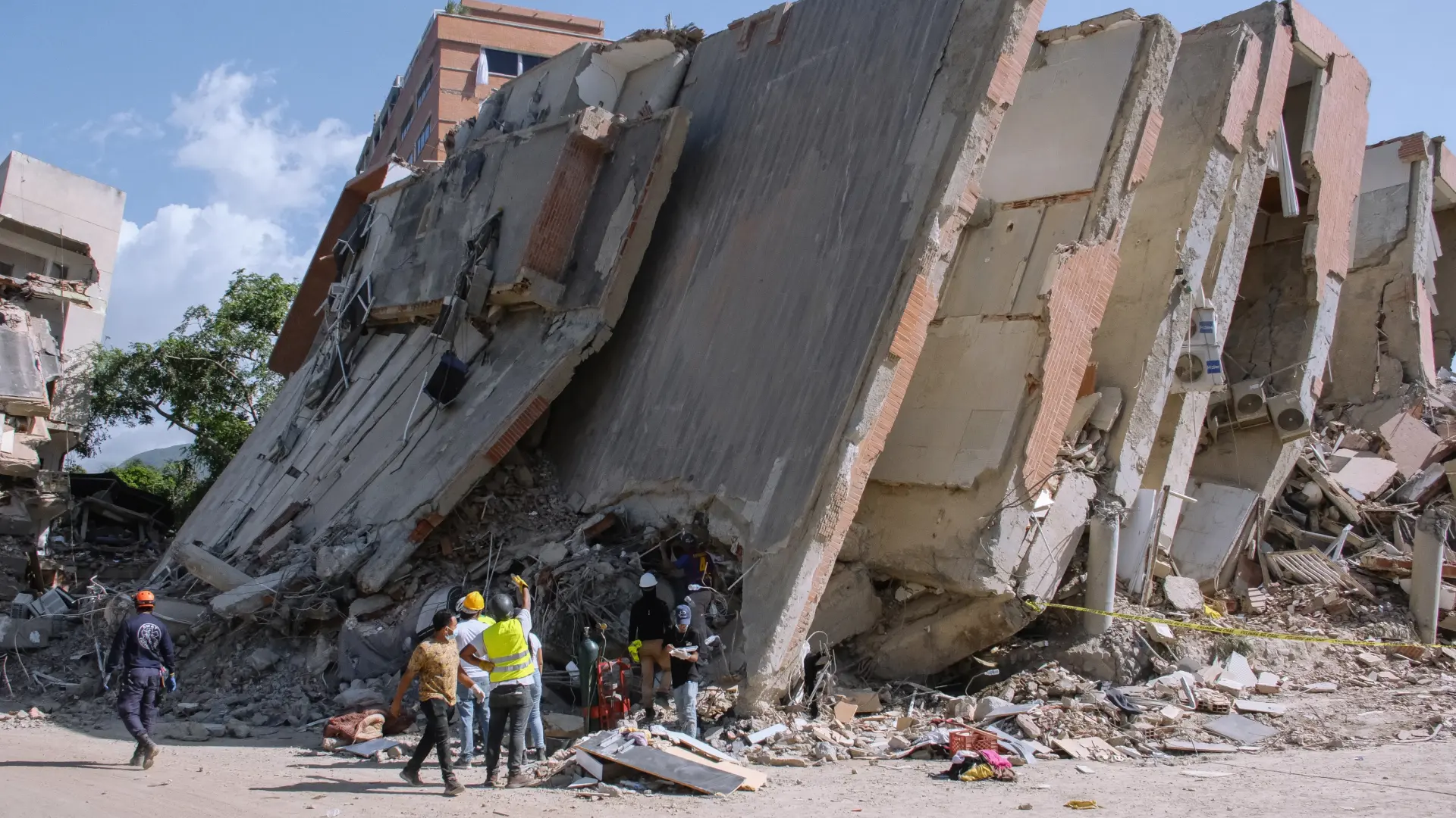 La esperanza de hallar supervivientes se diluye en Venezuela mientras sigue llegando ayuda una semana después del doble seísmo