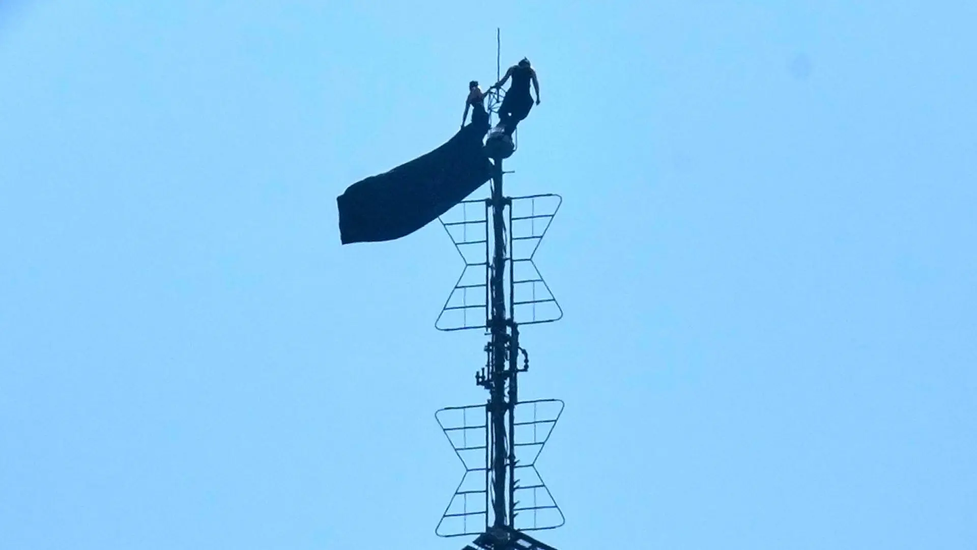 Detienen a una pareja de escaladores por colgar una pancarta y pedirse matrimonio en la cima del Empire State de Nueva York