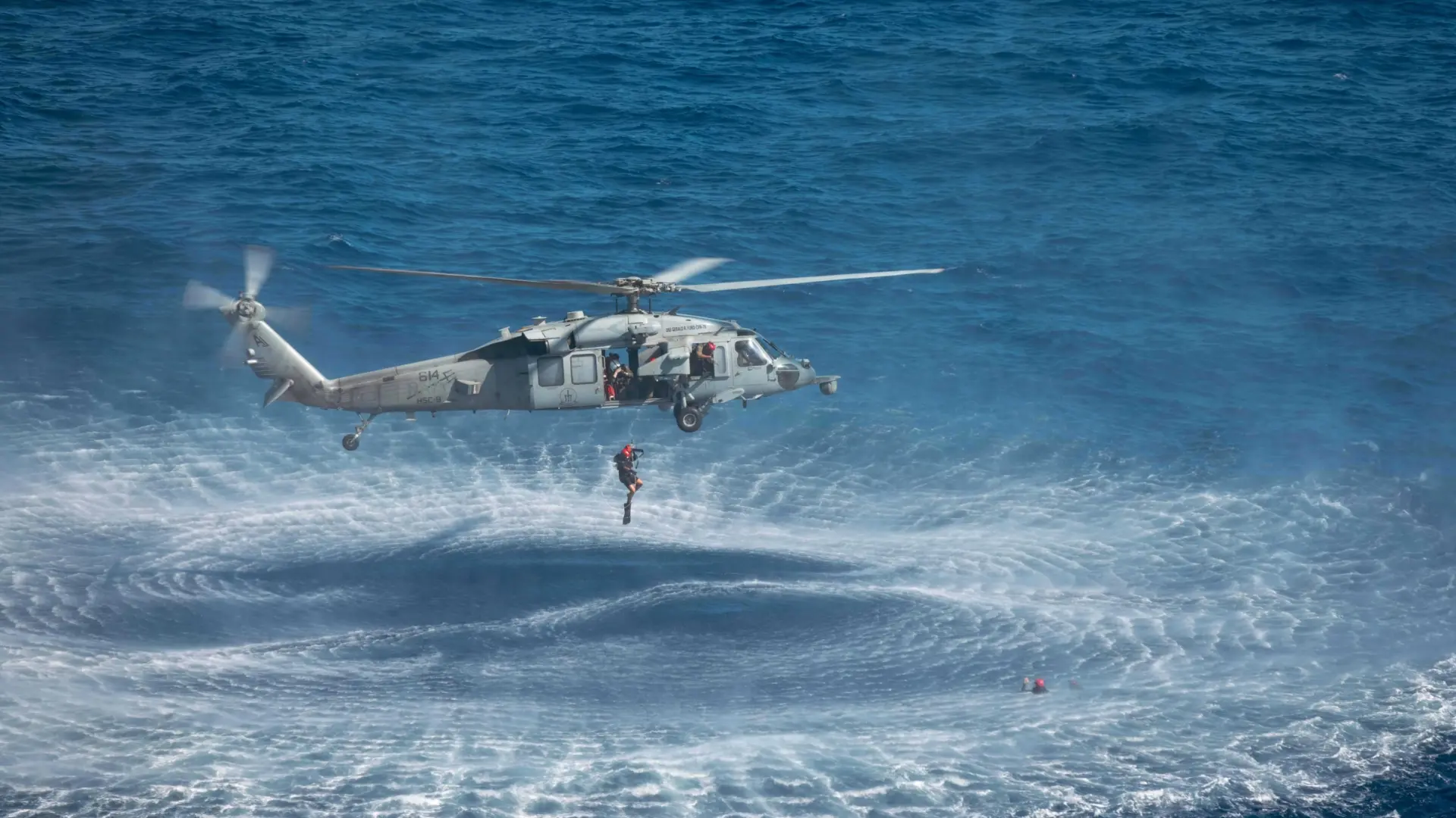 Desaparecido un tripulante de un helicóptero de la Armada de EEUU tras amerizar de emergencia en el mar Arábigo