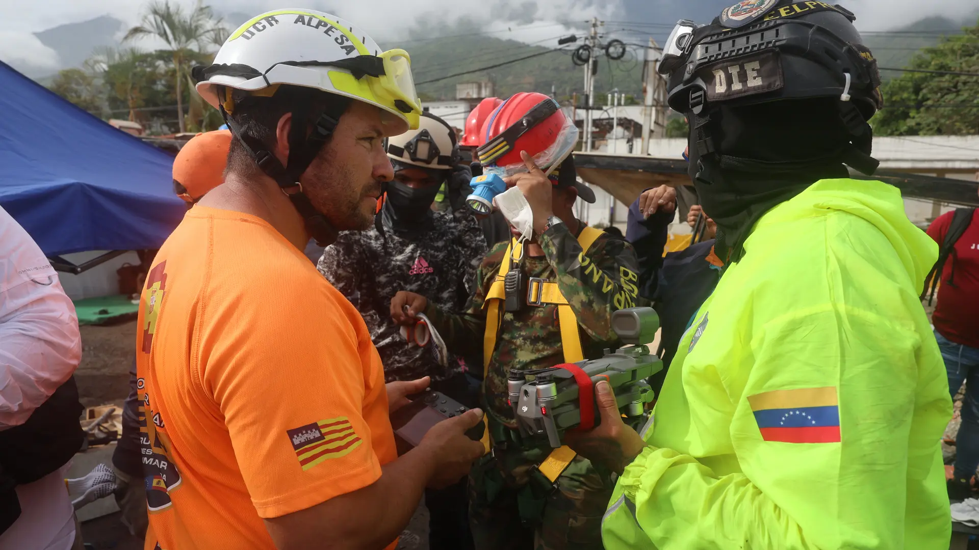 Los rescatistas trabajan contrarreloj para encontrar a Fabio, un niño que lleva 9 días atrapado bajo los escombros en Venezuela