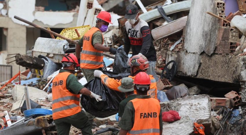 Buscar una madre por chat y llorar a tus muertos por streaming, el drama de la diáspora venezolana