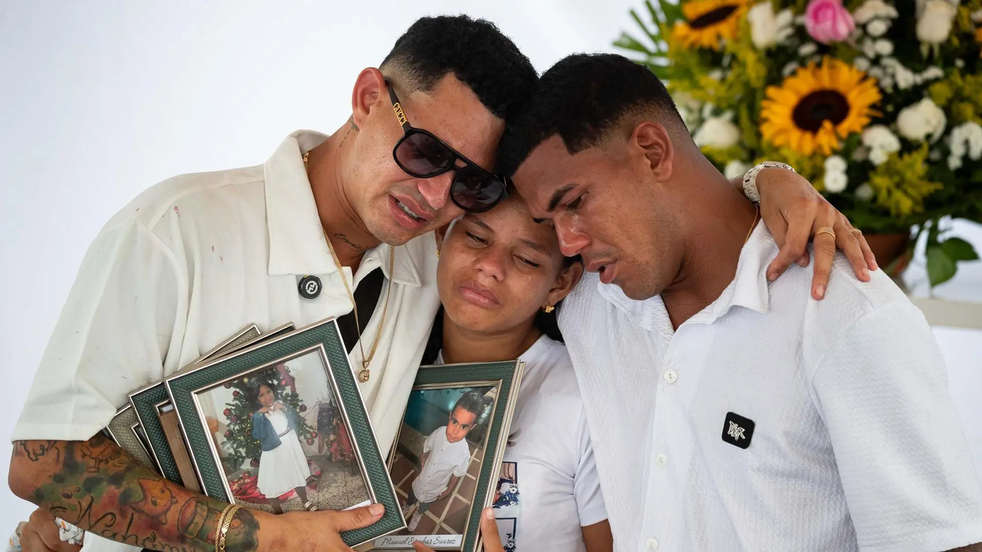 «No es nada fácil»: un venezolano despide a su madre, su esposa, dos hijas y su sobrino