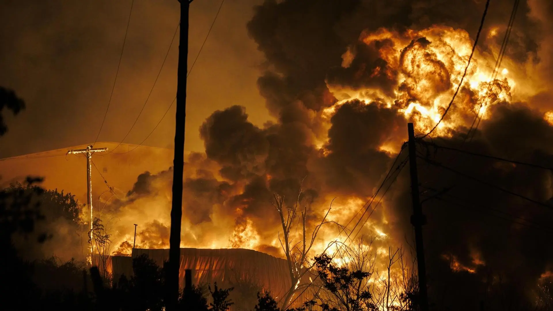 Una nube tóxica de un incendio en una planta de reciclaje al norte de Grecia llega a Atenas