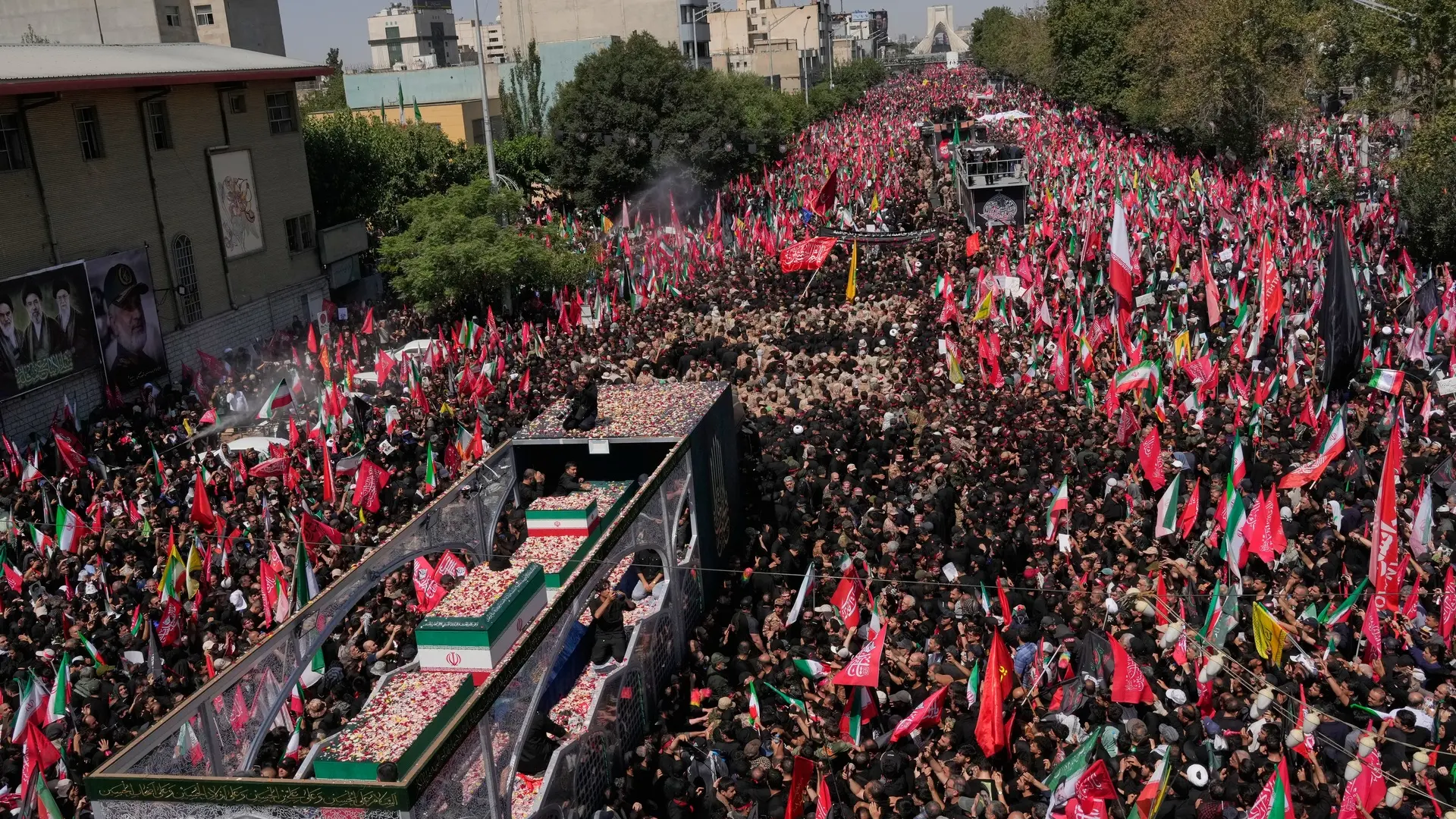 Millones de iraníes participan en la procesión fúnebre de Alí Jamenei en Teherán al grito de «muerte a EEUU» y «muerte a Israel»