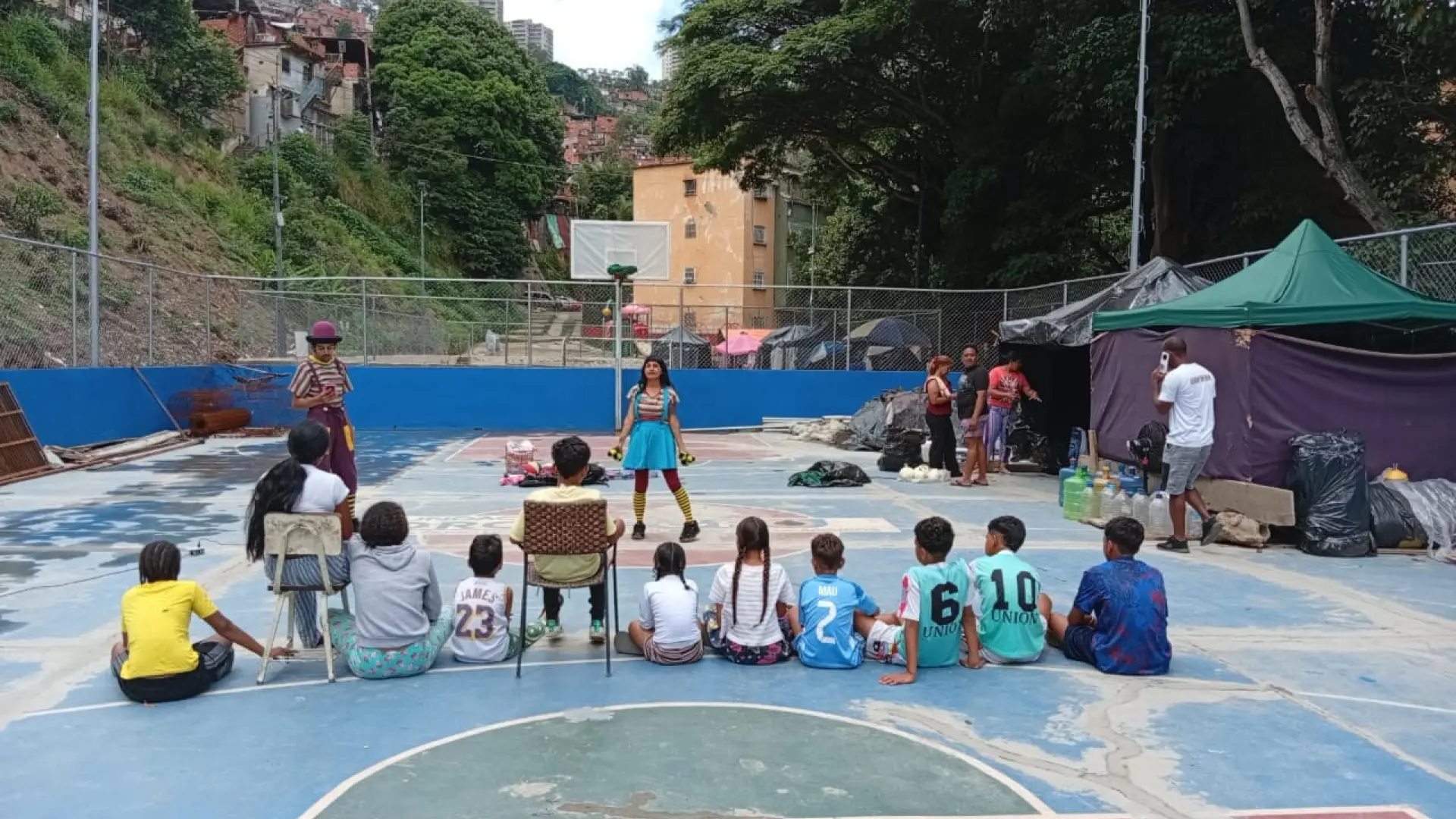 Katiuska y Josu, la pareja que lleva el circo a los niños tras los terremotos en Venezuela: «Queremos reconectarlos con su inocencia»