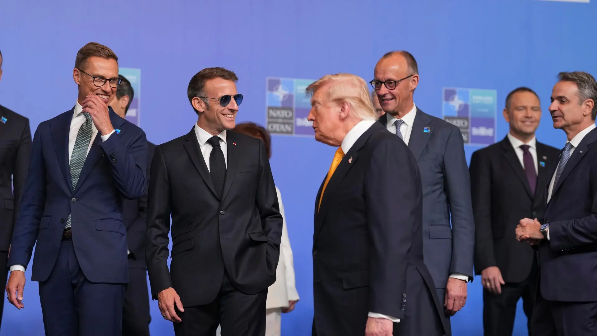Macron vuelve a impactar con las gafas de sol de aviador de las que se mofó Trump