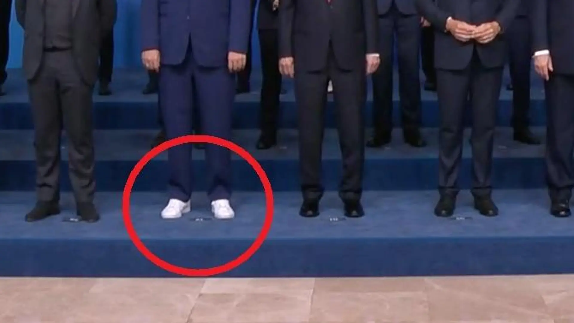 Un líder europeo vuelve a romper el protocolo de la cumbre de la OTAN al calzarse con zapatillas deportivas