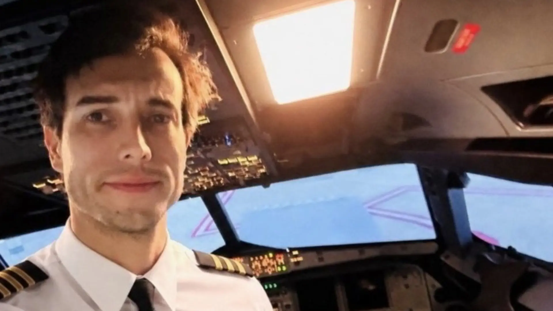 Un piloto salta al vacío en pleno vuelo y deja a una estudiante a los mandos del avión: «Ya sabes lo que tienes que hacer»