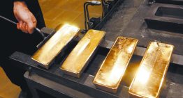 El oro cae 1% en la apertura; repunte del petróleo pone atención en alzas de tasas de la Fed