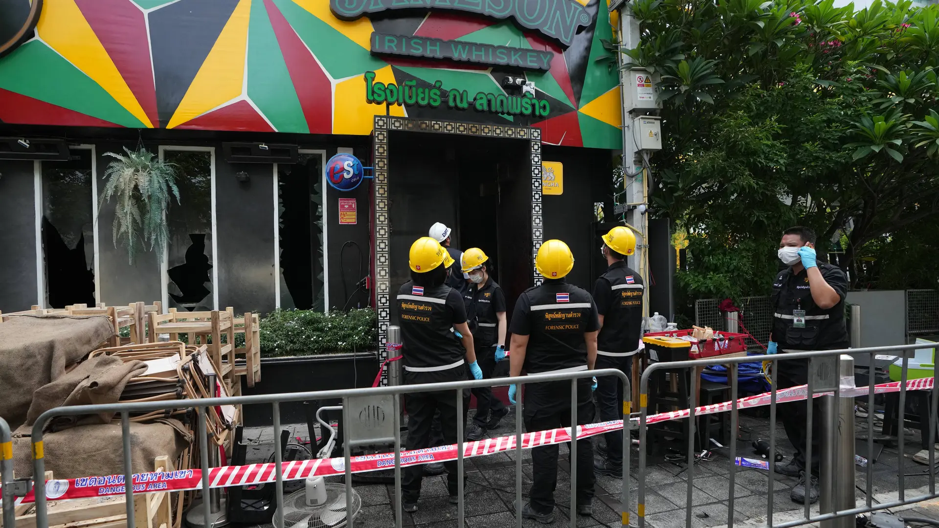 Al menos 27 muertos y una treintena de heridos en el incendio de un bar de Bangkok