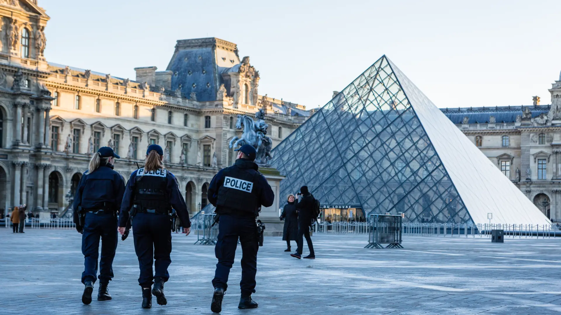 Novedades sobre el robo en el Louvre: los ladrones confiesan que el líder no estaba contento porque «podrían haber robado más»